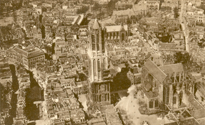 26354 Luchtfoto van het Domplein en omgeving te Utrecht, uit het zuiden; in het midden de Domkerk en -toren.