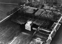 92207 Luchtfoto van het kasteel Amerongen met omringende tuinen te Amerongen uit het zuidoosten; met op de achtergrond ...