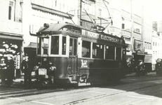 86124 Afbeelding van een electrische tram van de N.B.M. (motorwagen nr. 20) in de Potterstraat te Utrecht.
