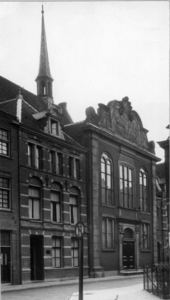 81144 Gezicht op de voorgevel van het Kerkgebouw van de Evangelisch Luthersche Gemeente (Hamburgerstraat 9) te Utrecht; ...