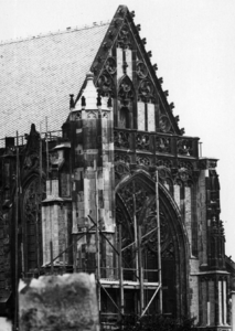 83025 Gezicht op de topgevel van het zuidertransept van de Domkerk (Domplein) te Utrecht, tijdens restauratie.