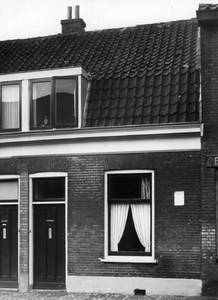 58591 Gezicht op voorgevel van het huis Hoogstraat 4 te Utrecht, na de renovatie.
