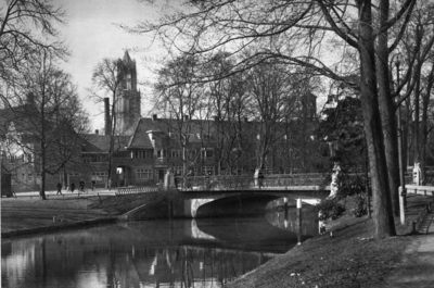 83839 Gezicht op de Herenbrug over de Stadsbuitengracht te Utrecht, uit het zuidoosten; op de achtergrond het ...