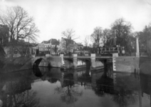 83787 Gezicht op de Tolsteegbrug over de Stadsbuitengracht te Utrecht; links de Bijlhouwerbrug.
