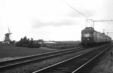 164093 Afbeelding van een eelectrisch treinstel mat. 1946 van de N.S. bij Stobbegat (tussen Heerenveen en Akkrum), met ...