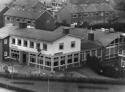 88948 Gezicht op het café-restaurant-hotel Rhenomare (Meerndijk 1) te De Meern vanaf de toren van de N.H. kerk aan de ...