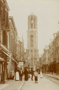 74393 Gezicht in de Zadelstraat te Utrecht, met de Domtoren.