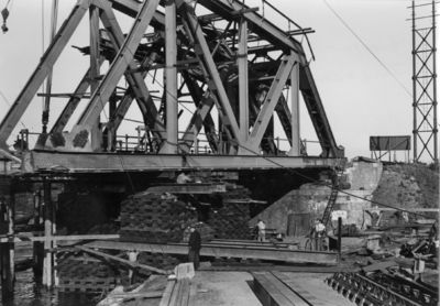 155348 Gezicht op de in reparatie zijnde spoorbrug over de Zuid Willemsvaart te Weert.