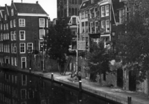 67199 Gezicht op de werf en voorgevels van de huizen Oudegracht 166 (midden)-hoger te Utrecht; links de huizen Donkere ...