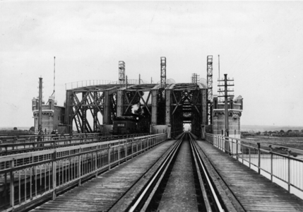 153642 Gezicht op de spoor- en verkeersbruggen over de IJssel bij Westervoort.