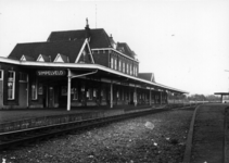 153266 Gezicht op de perronzijde van het N.S.-station Simpelveld te Simpelveld.