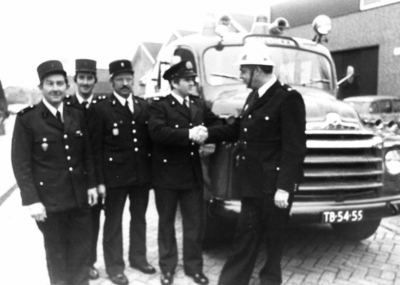 90697 Afbeelding van de overdracht van de 20 jaar oude Bedford-autospuit door brandweercommandant J. Oostrom (rechts) ...
