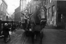 61160 Afbeelding van groenteboer G.J. Jongerius met zijn groentekar op de Kromme Nieuwegracht te Utrecht; rechts op de ...