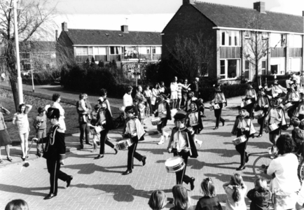 90962 Afbeelding van de optocht door de Van Woerdenstraat te Vleuten (gemeente Vleuten-De Meern) ter gelegenheid van de ...