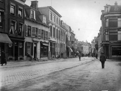 41443 Gezicht in de Springweg te Utrecht, uit het noorden; links de huizen Mariaplaats 46-47 (links).