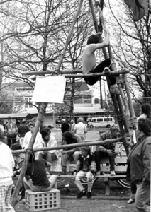 90914 Afbeelding van de activiteiten van de scouts tijdens de viering van Koninginnedag op het Dorpsplein te Vleuten ...