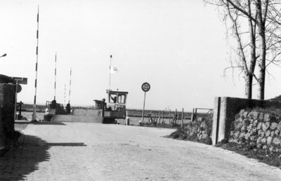 5610 Gezicht door de coupure in de Eemdijk (gemeente Bunschoten), op de veerweg en de veerpont te Eemdijk uit het oosten.