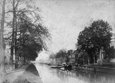 69740 Gezicht vanaf de Willemsbrug op de Stadsbuitengracht en de huizen aan de Rijnkade te Utrecht.