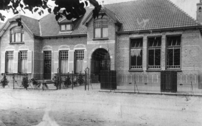 88954 Gezicht op de Openbare Lagere School (Meerndijk 9-11) te De Meern (gemeente Veldhuizen). N.B. De gemeente ...
