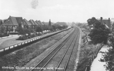 161734 Gezicht op de spoorbaan te Hilversum, vanaf het viaduct in de Insulindelaan / Johannes Geradtsweg.