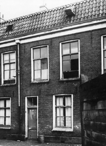 64301 Gezicht op de voorgevel van het onbewoonbaar verklaarde huis Molenwerfsteeg 11 te Utrecht.