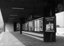 153233 Gezicht op de perrons van het N.S.-station Rotterdam Lombardijen te Rotterdam, met een wachtbank en een rij ...