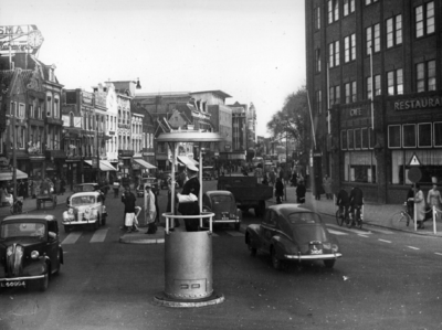 72932 Gezicht op de noordzijde van het Vredenburg te Utrecht, uit het westen, met op de voorgrond het in 1959 ...