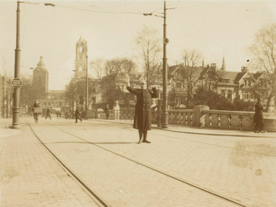 123153 Afbeelding van een verkeersagent op de Willemsbrug te Utrecht. Links op de achtergrond de Mariaplaats.