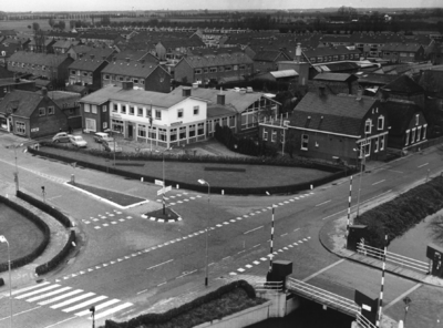 88992 Gezicht op de kruispunt van de Rijksstraatweg en de Meerndijk (links) te De Meern (gemeente Vleuten-De Meern) ...