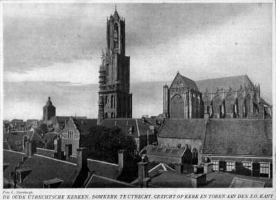 82107 Gezicht op de Domkerk met Domtoren (Domplein) te Utrecht; uit het zuidoosten (vanaf het hoekhuis Trans-Nieuwegracht).