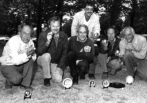 91163 Afbeelding van de kampioenen van de jeu de boulesvereniging Vleu de Boules op de jeu de boulesbaan op het ...