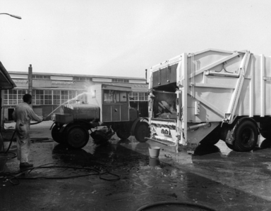 80098 Afbeelding van het wassen van de voertuigen op het terrein van de Hoofdpost Gemeentereiniging aan de Van Zijstweg ...