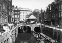 72090 Gezicht op de Vismarkt te Utrecht vanaf de Maartensbrug met in het midden het afslaghuisje op de Kalisbrug over ...