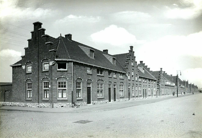 163201 Gezicht op de voor N.S.-personeel gebouwde huizen van woningbouwvereniging Eigen Haard aan de Frankenstraat te ...
