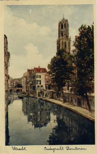 123411 Gezicht op de Oudegracht te Utrecht, met in het midden de ingang van de Donkere Gaard en op de achtergrond de ...
