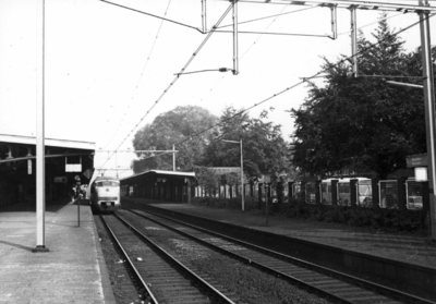 153300 Gezicht op de perrons van het N.S.-station Naarden-Bussum te Bussum met links langs het perron een electrisch ...