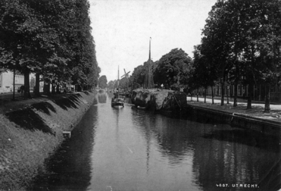 69743 Gezicht vanaf de Willemsbrug op de Stadsbuitengracht te Utrecht met links de Catharijnesingel en rechts de Rijnkade.