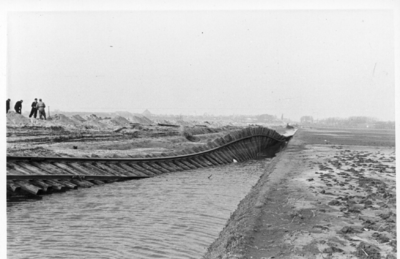 157017 Afbeelding van een weggespoelde spoorlijn na de watersnoodramp.