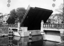 83748 Gezicht op de (geopende) Willemsbrug over de Stadsbuitengracht te Utrecht, uit het oosten.