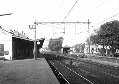 150173 Gezicht op het perronl en de toegang tot de perrontunnel van het N.S.-station Boxtel te Boxtel.