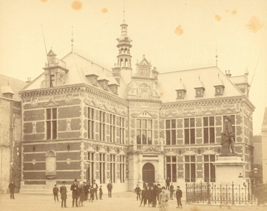 122461 Gezicht op het Academiegebouw (Munsterkerkhof 29) te Utrecht met rechts het standbeeld Jan van Nassau.N.B.: De ...