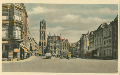 122095 Gezicht op de Mariaplaats te Utrecht, op de achtergrond de Zadelstraat en de Domtoren.