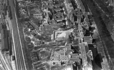78177 Luchtfoto van het terrein van het Algemeen Ziekenhuis (Catharijnesingel 101) te Utrecht, vanuit het zuiden. Links ...