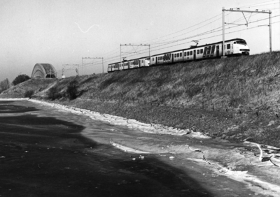 153675 Gezicht op de spoordijk bij Culemborg met twee gekoppelde electrische treinstellen plan V (mat. 1964) van de ...