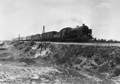 151306 Afbeelding van een stoomlocomotief (serie 3900) van de N.S. met trein D171 ter hoogte van Stroe.