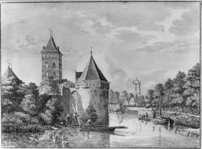 36673 Gezicht over de stadsbuitengracht op de stadswal te Utrecht uit het oosten, met de toren de Vos en een gedeelte ...