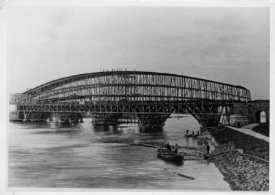 154936 Gezicht op de bouw van de spoorbrug over de Lek bij Culemborg (1863-1868).