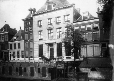 67706 Gezicht op de voorgevel en werfkelder van het huis Oudegracht Tolsteegzijde 156 ( Payenborch ) te Utrecht.N.B. ...