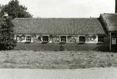 87862 Gezicht op de rechtergevel met graffiti van de schuur van de Witte boerderij (Amsterdamsestraatweg 2) te Abcoude, ...