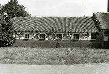 87862 Gezicht op de rechtergevel met graffiti van de schuur van de Witte boerderij (Amsterdamsestraatweg 2) te Abcoude, ...